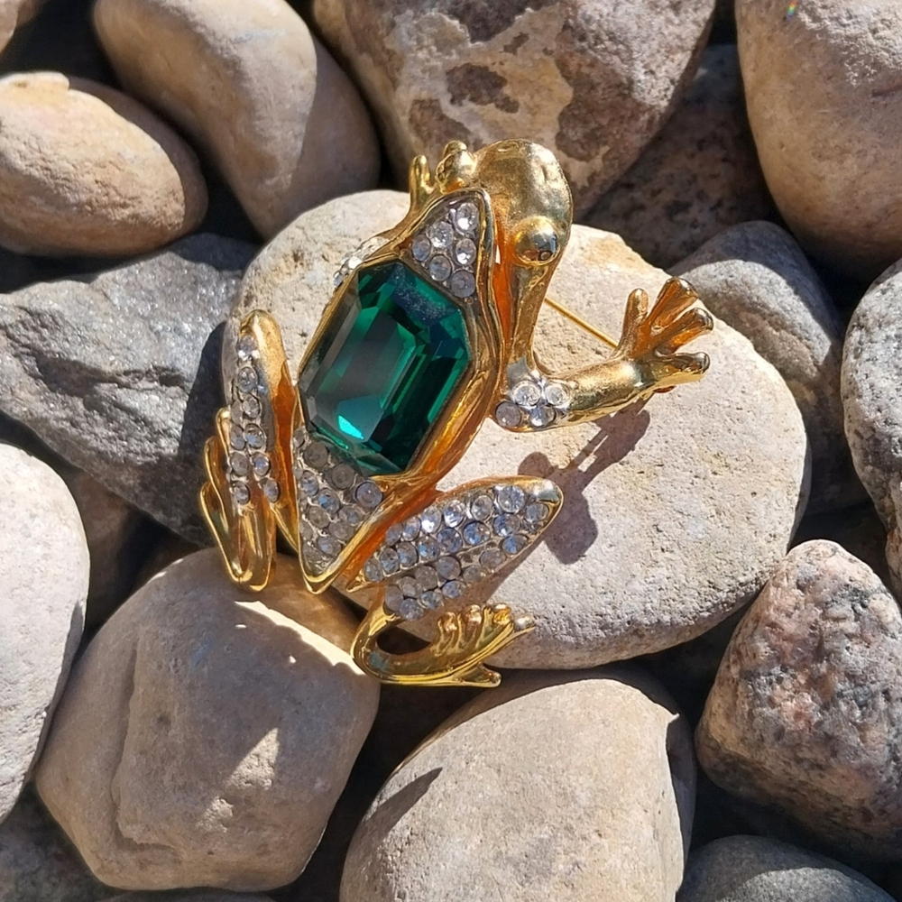Gold and Green Frog Brooch - Picture 9 of 14
